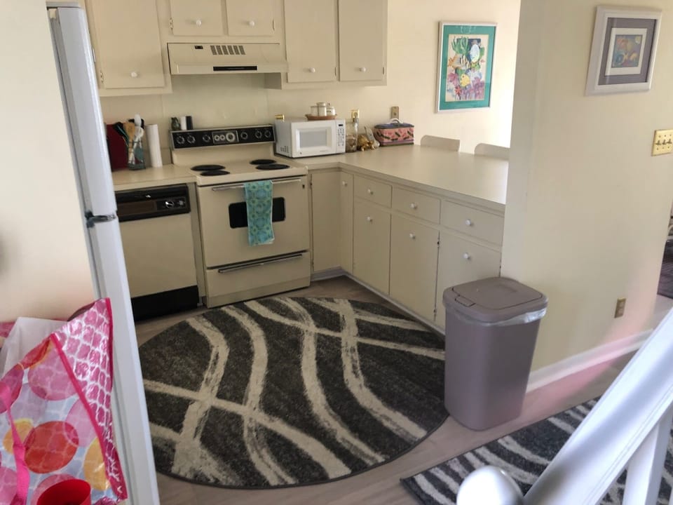 Fully stocked "cook's" kitchen