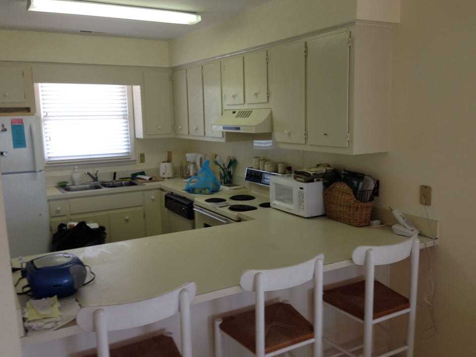 Clean, bright kitchen/breakfast bar