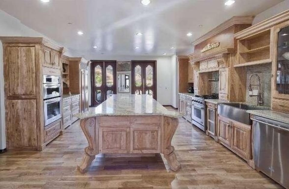 Piano bar, Full Kitchen with long granite counter in center and all around!
1 gas stove/ 2ovens, 6 electric stove cooker,1 microwave. Large pantry with cedar wood built in. French doors leading out to large balcony ,breakfast nook