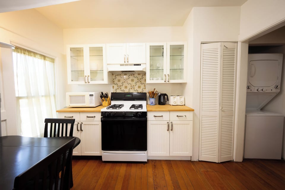 Kitchen, laundry