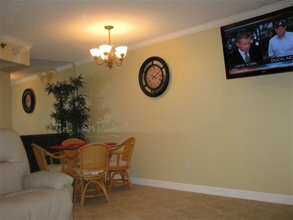 Spacious living area with 46" flat screen TV with DVR and free internet