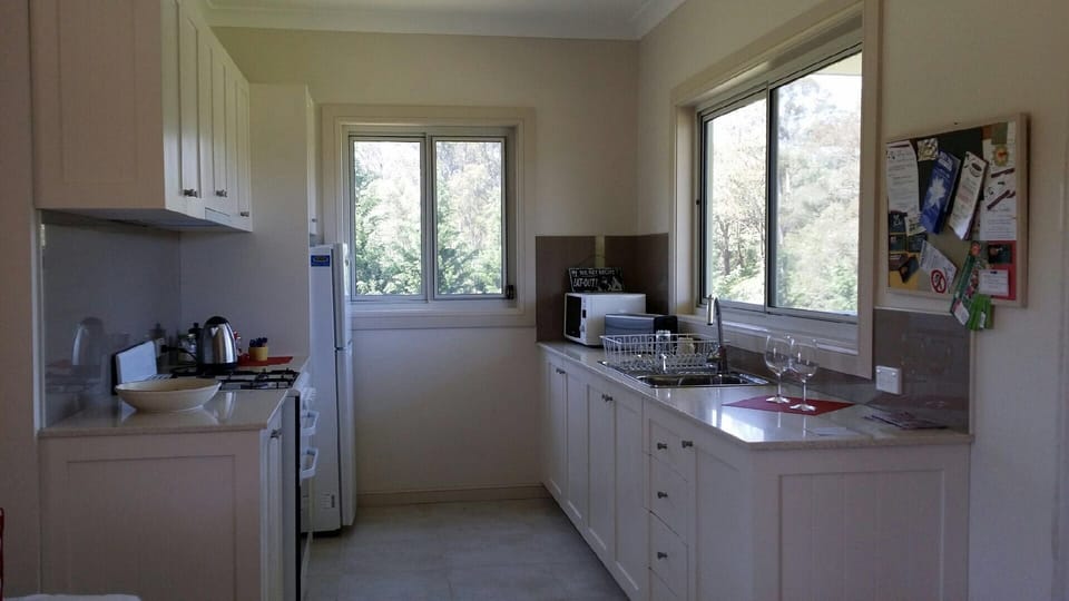 Hills View Lrge kitchen. Lots bench space for you.
