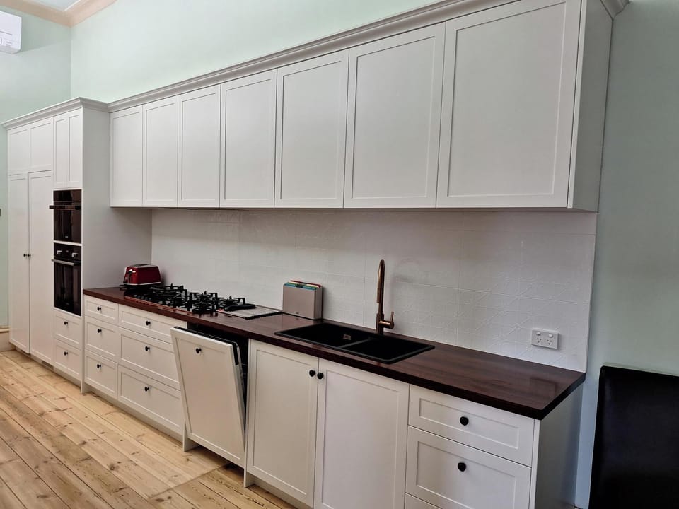 Fully equipped kitchen with integrated appliances in kitchen