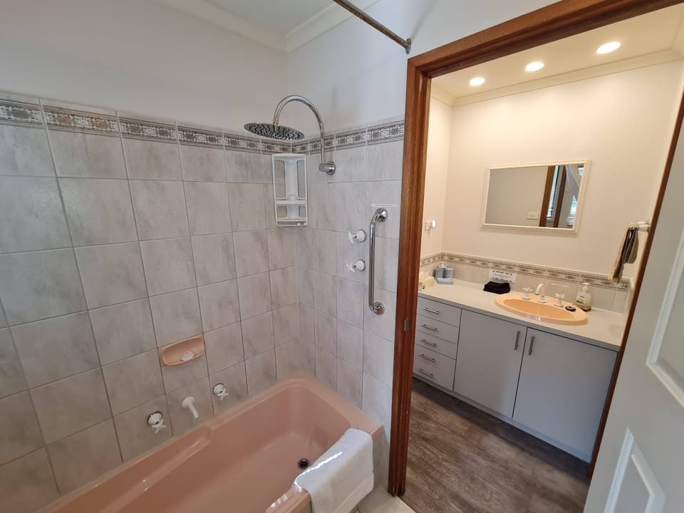 Spacious bathroom with washing machine incorporated