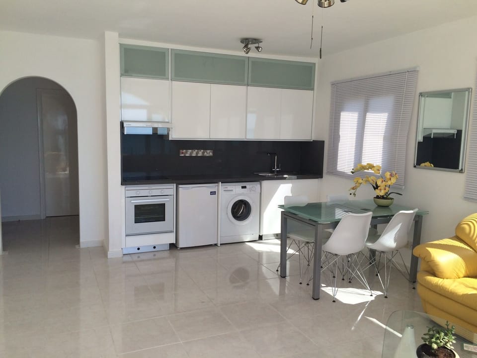 Open plan kitchen/dining 