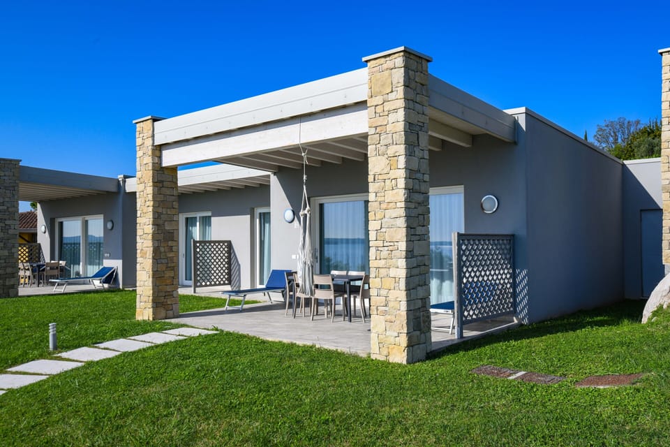Our super porch!All elegance apartment have a breathless lake view!
