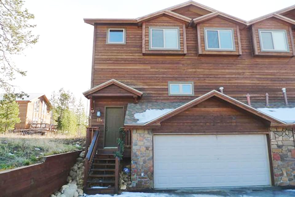 Fraser Townhouse, Wapiti Dr.