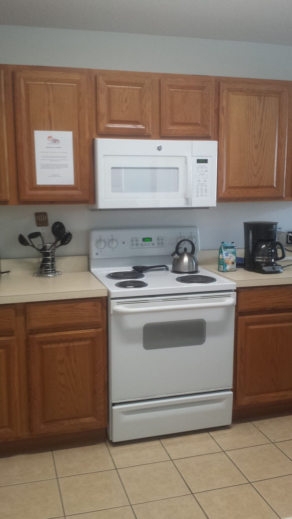 Part of the fully fitted and well equipped kitchen 