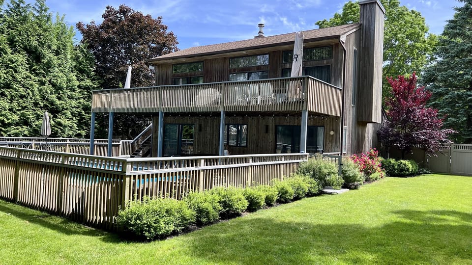 Large wrap-around lawn 