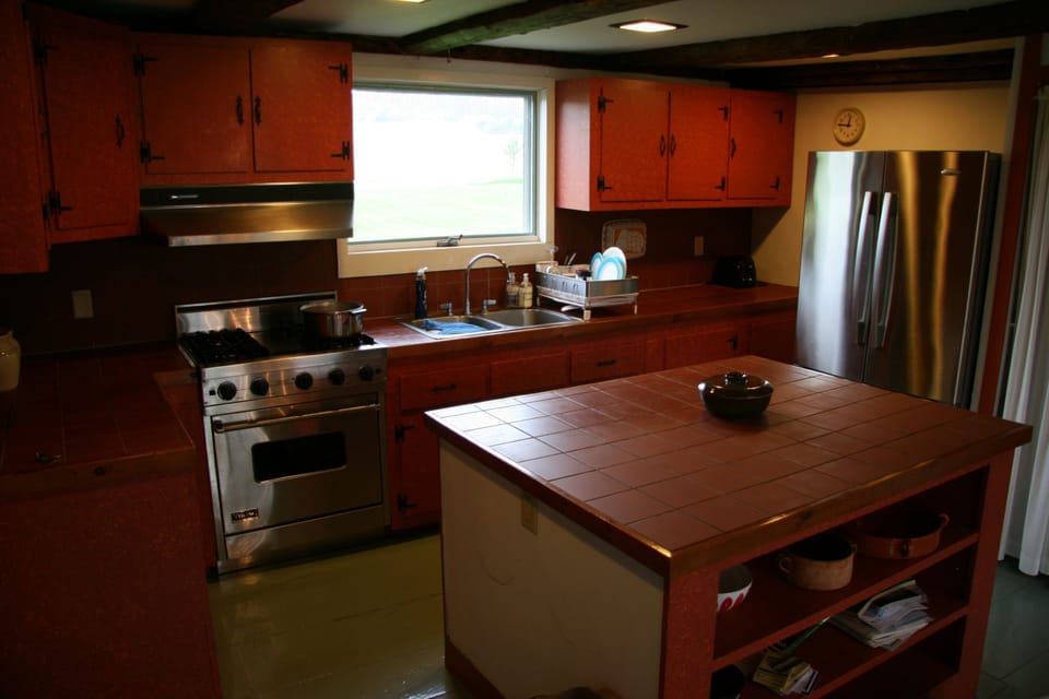 Kitchen range has exhaust to exterior