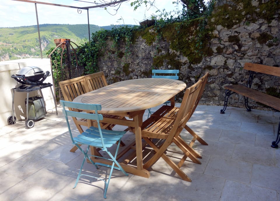 barbecue and bench seat add to this gorgeous travertine tiled space