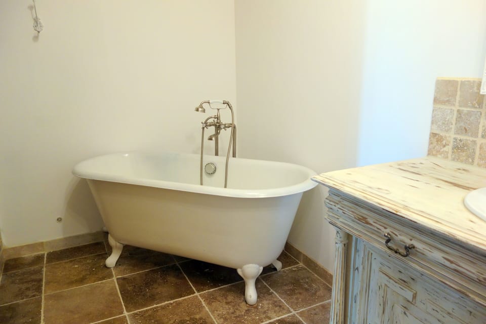 antique, cast iron bath..... sigh....