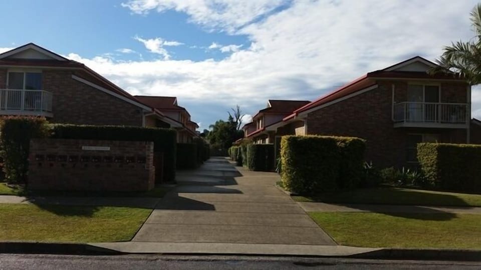 Well kept complex of 10 townhouses