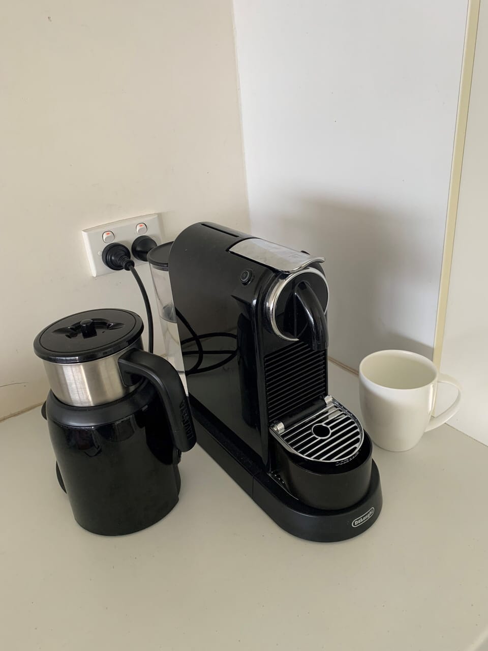 DeLonghi Coffee Pod machine & Milk heater 