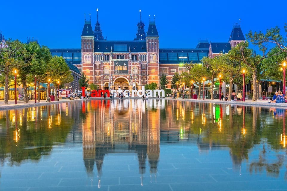 Rijksmuseum is 2 mins away