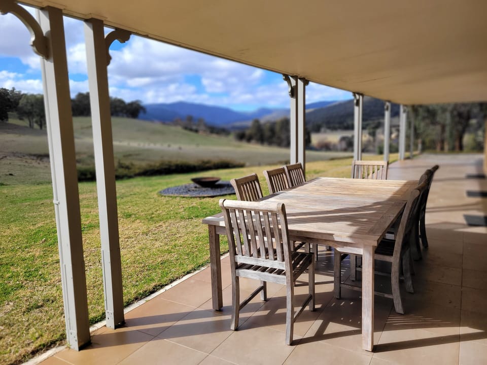 Dining al fresco. Fire pit.