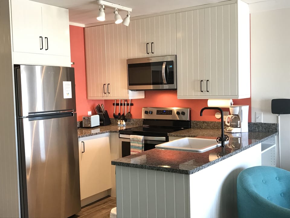 Full Kitchen with table service for 8 and cookware.