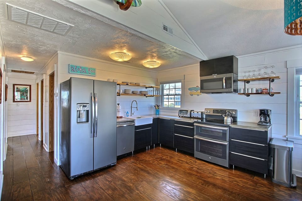 Open kitchen, new appliances, lots of space