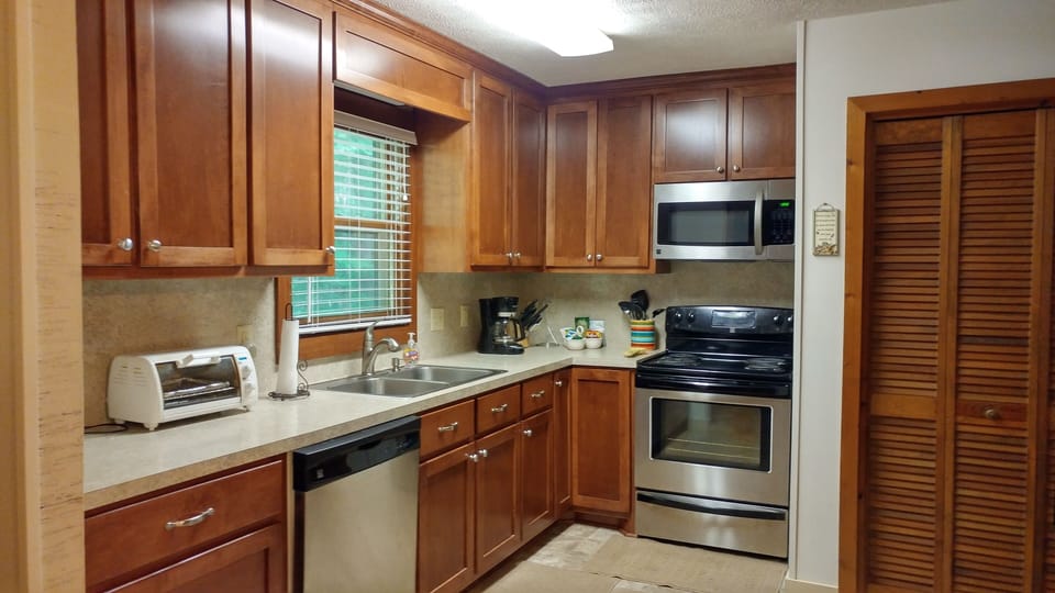 Newly renovated kitchen, well stocked.