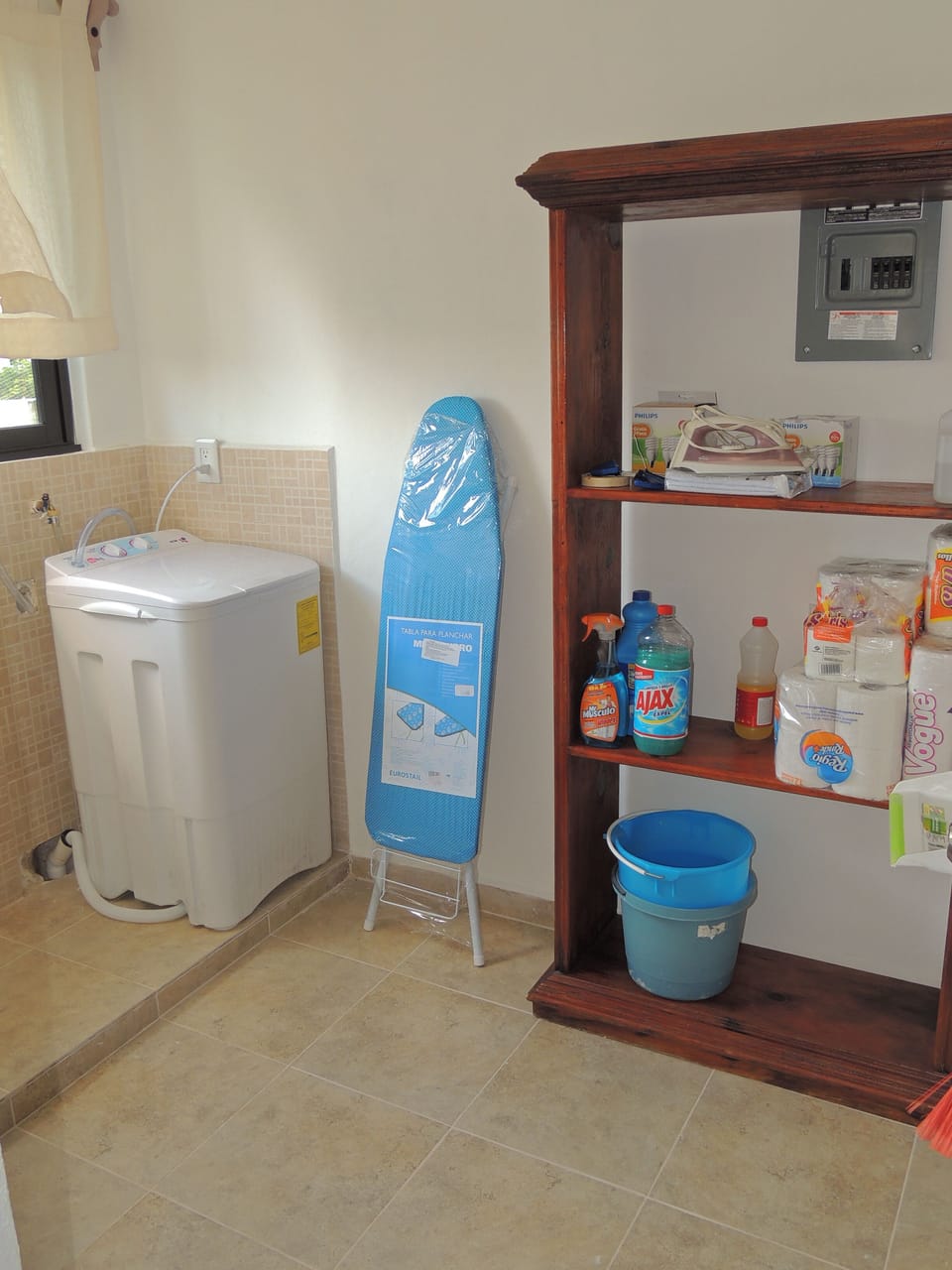 Laundry room.
Cuarto de lavado.