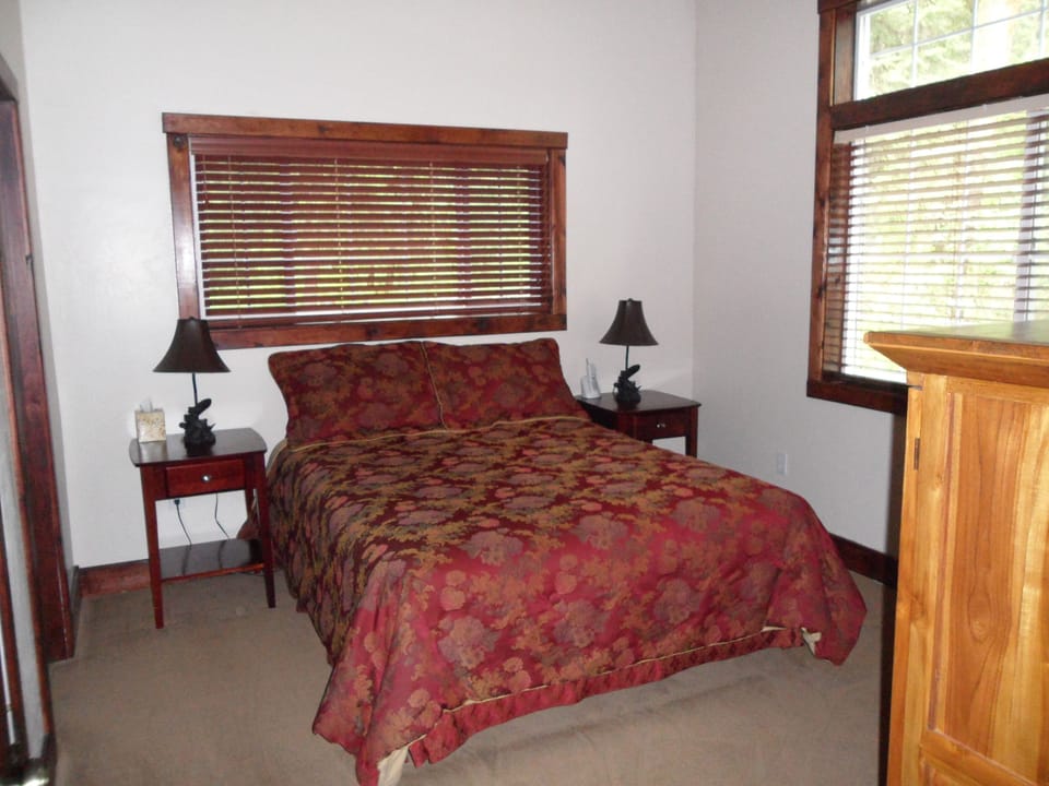 Queen bedroom on 1st floor with full bathroom