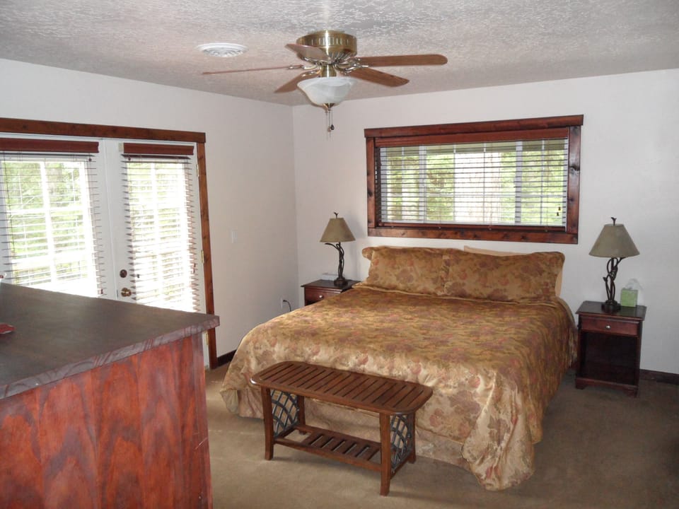King Bedroom with full bahroom + lake view deck