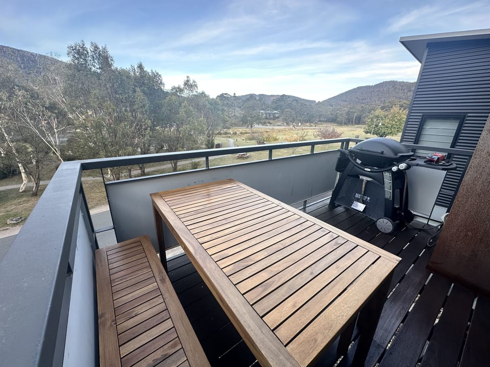 Balcony with stunning view of the mountains, BBQ and outdoor dining set