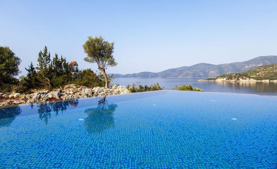 Exclusive Waterfront villa with large pool and sea view
