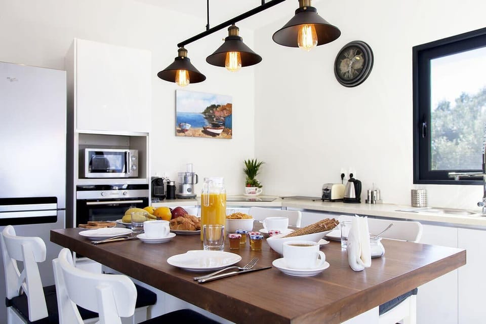 Fully equipped kitchen with island