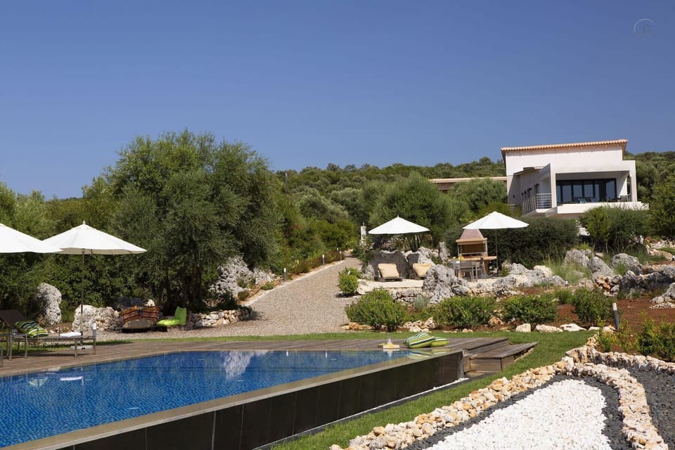 Exclusive seafront Villa Del Mar with 2 pools