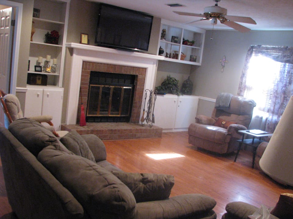 Open den area - lots of room