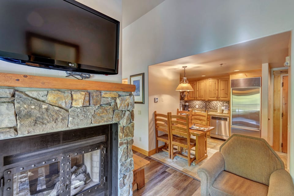 living room, Kitchen (no oven)