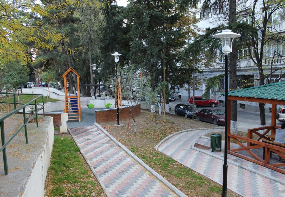 Well maintained park, yard side 