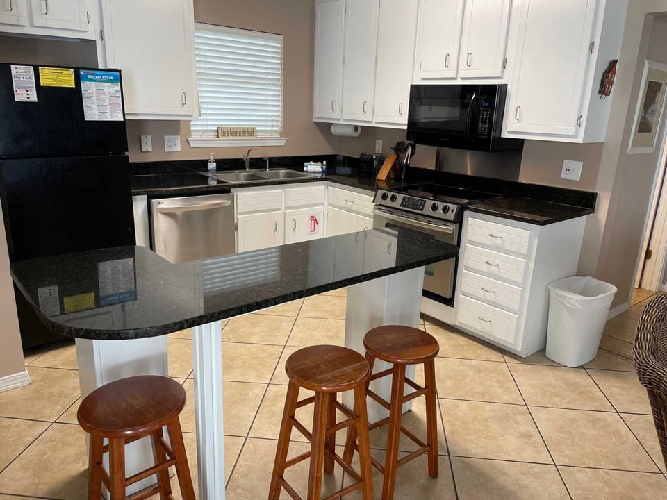 Full kitchen w/all black/stainless appliances (stove now flattop)