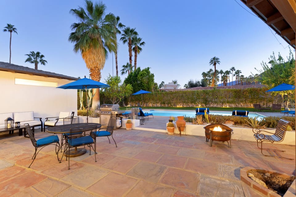 Wonderful gas or wood burning fire pit to enjoy those amazing desert nights....