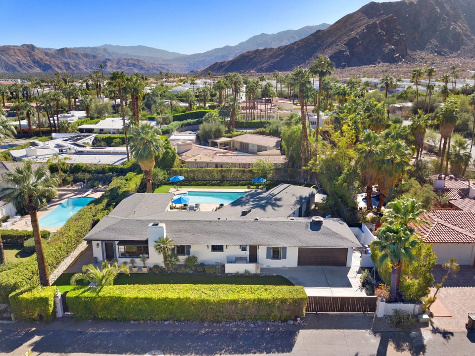 Gated estate in Tennis Club area next to downtown shops and eateries