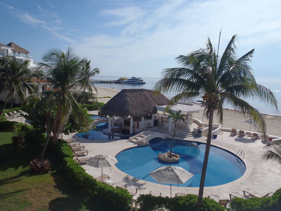 Kid friendly Pool with swim up bar