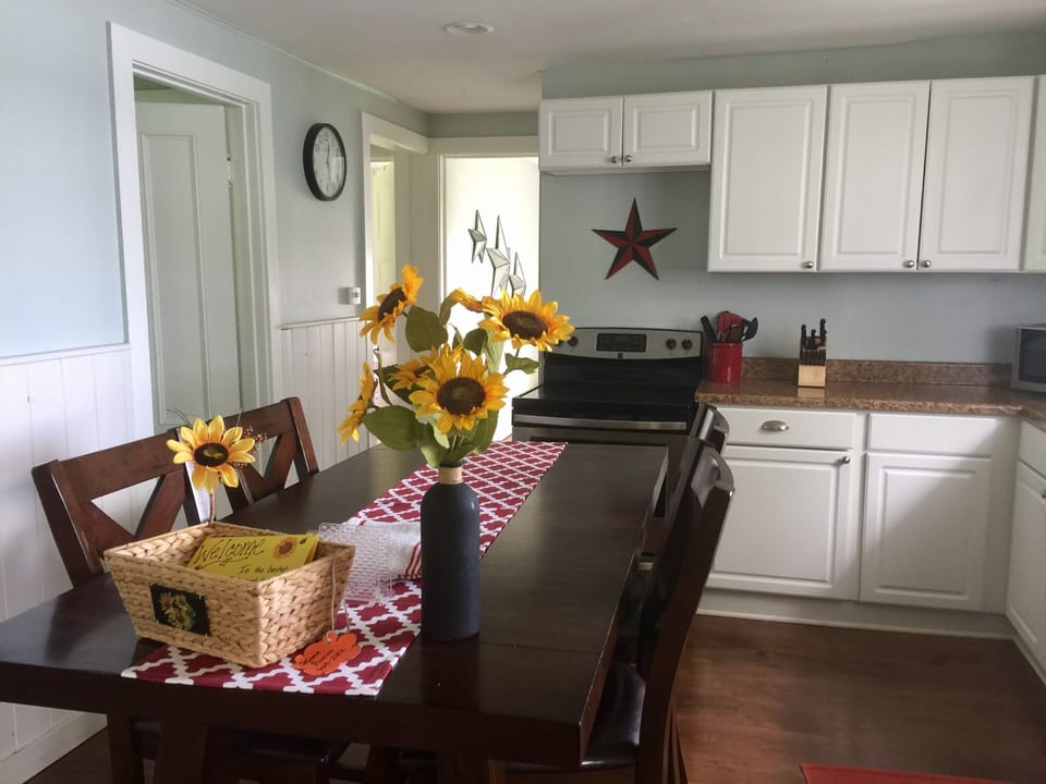 Cute and functional new kitchen well-equipped to prepare and enjoy yummy meals!