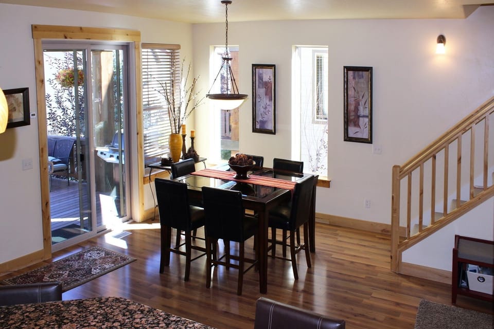 Dining Room seating for 6 with addl seating for 4 at kitchen high bar