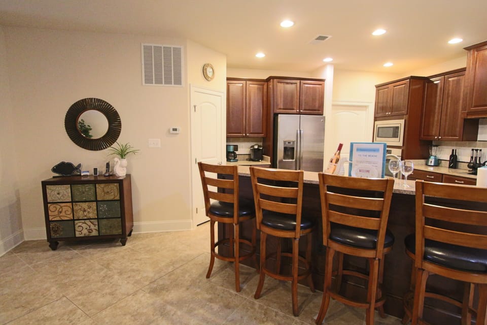 Dining/kitchen area, additional seating for 4