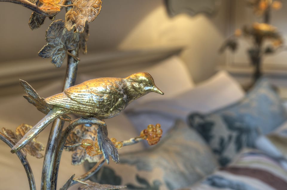 Detail of the bird lamp