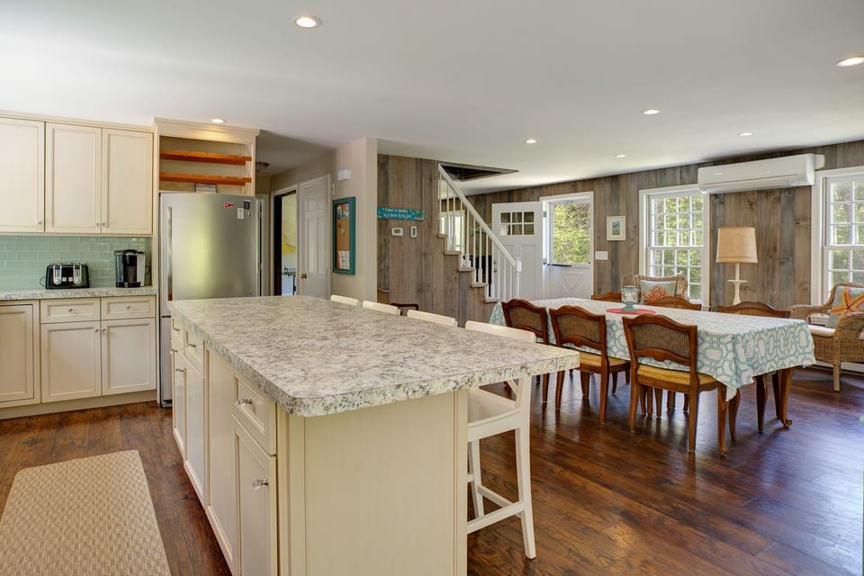 island, second dining area