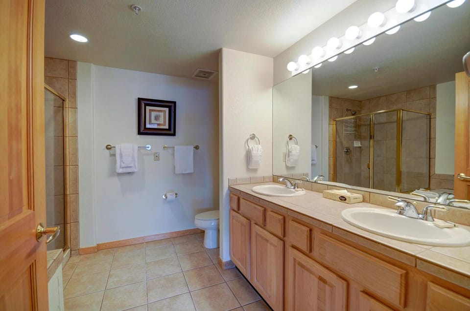 Master Bath (double sinks, glass walk-in shower, and jetted soaking tub)