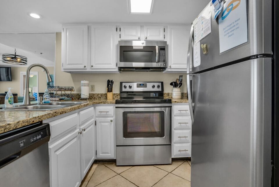 Beautiful and open well stocked kitchen.