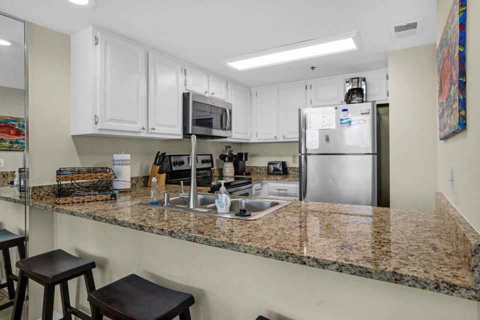 Beautiful, well stocked kitchen Beach views while loading the dishwasher.