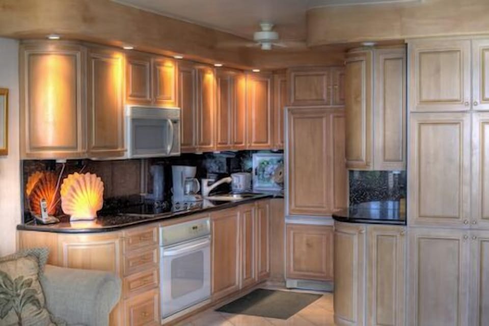 Spacious kitchen, custom cabinets, microwave, cooktop,  dishwasher, lg refrig