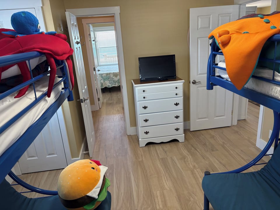 Kid/Teen Bunk Room
Twin over Double Futon