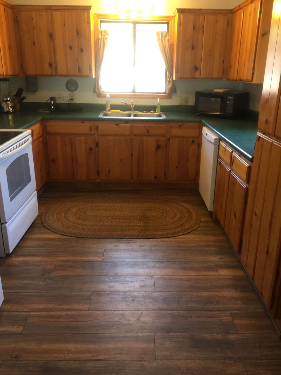 Fully stocked Kitchen w/ Dishwasher, Drip/Keurig, Electric Tea Pot, Microwave