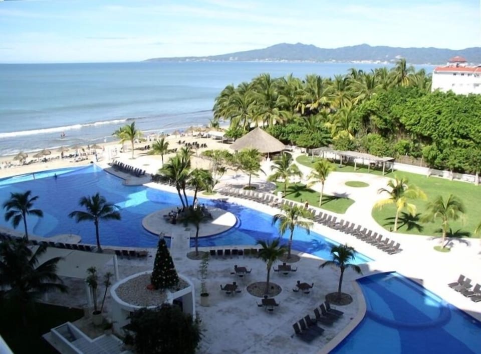 The deck has great views of all 3 pools, the bay, mountains and super sunsets