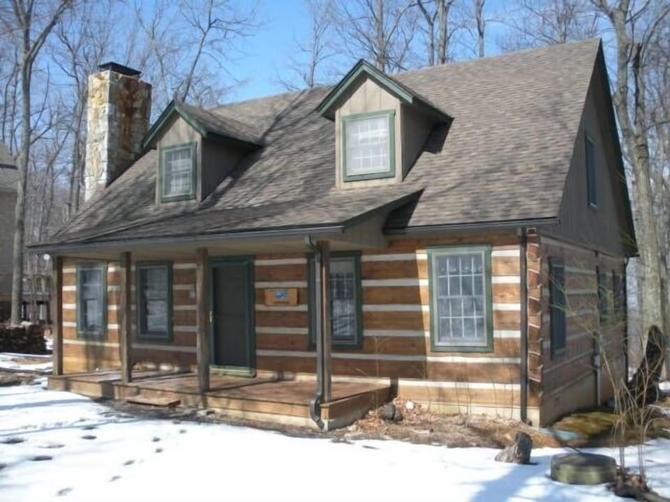 Authentic Log Cabin for Unique Wintergreen Resort Experience